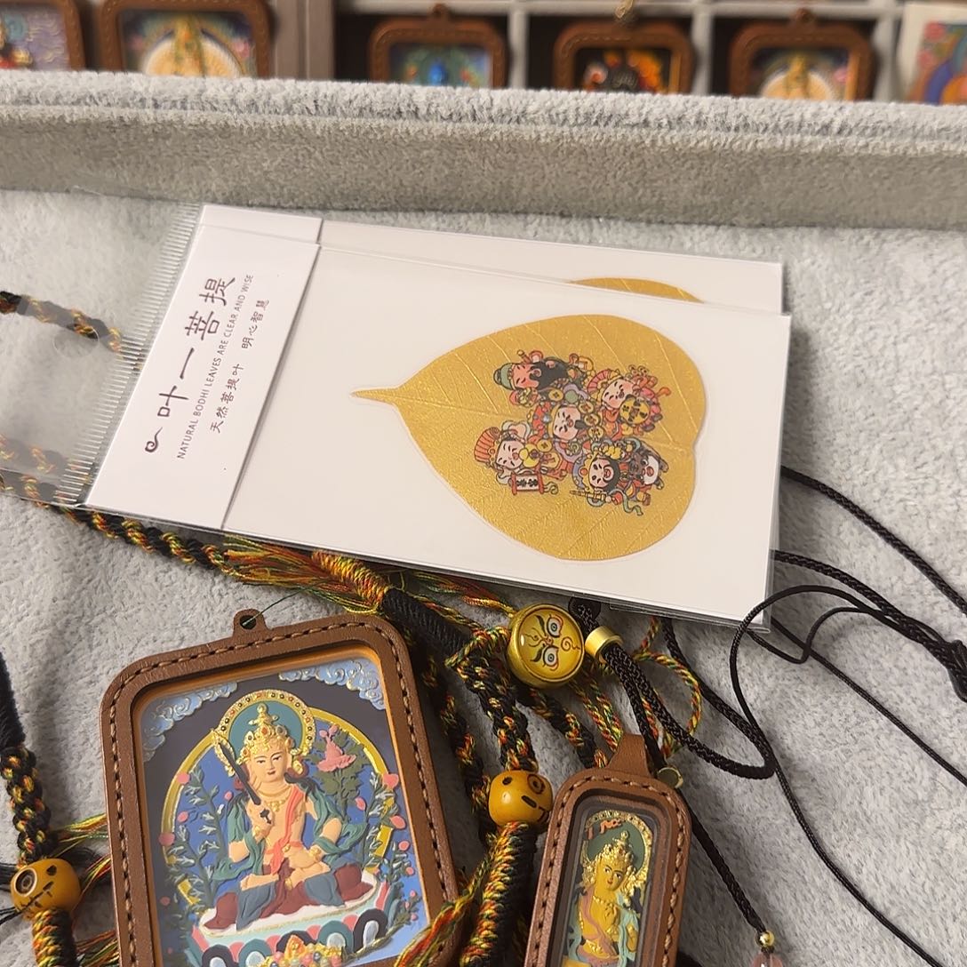 4✖️5皮壳虚空藏➕1✖️3皮壳文殊➕黑色绳子2根➕两个菩提叶➕礼盒