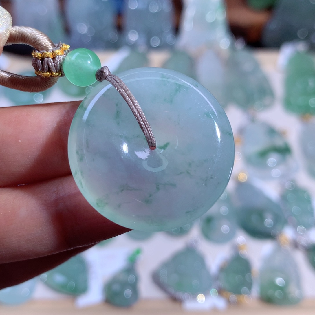 翡翠颈饰未镶嵌平安扣