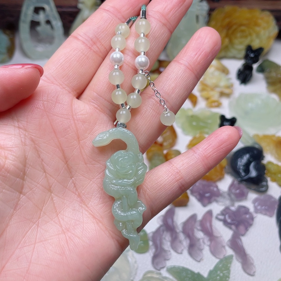 蛇纹石玉颈饰未镶嵌