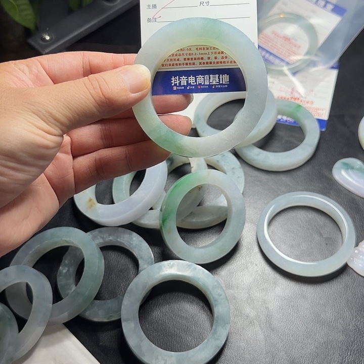 金***堂定制翡翠未镶嵌翡翠手镯^_^