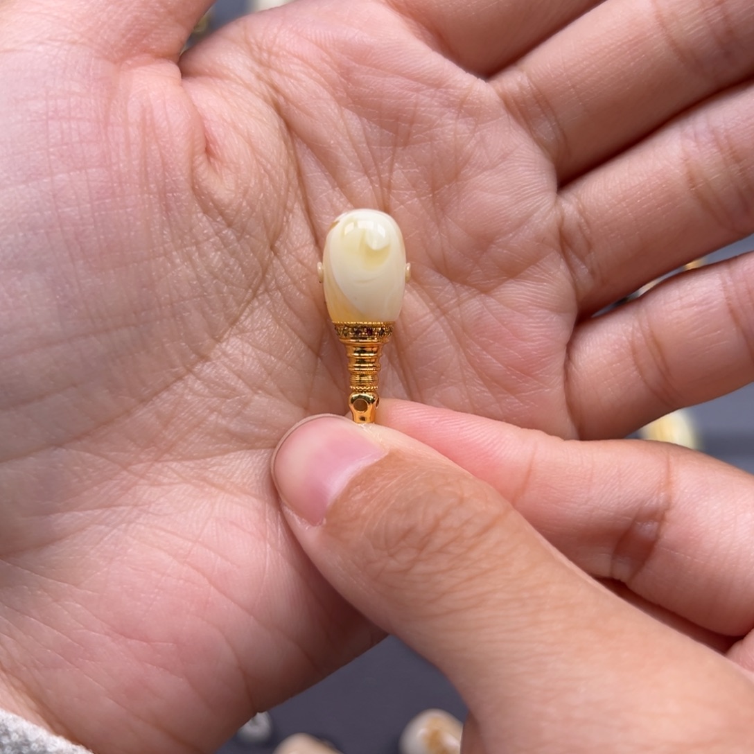 琥珀未镶嵌裸石9.4mm