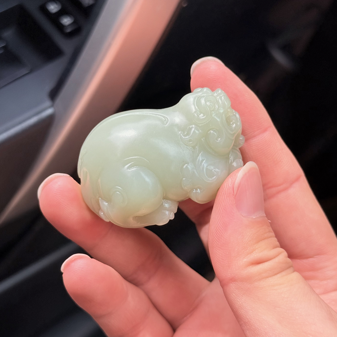 和田玉且末高青白玉貔貅把件