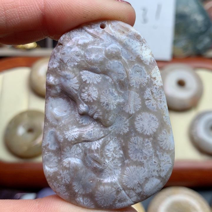 硅化珊瑚（珊瑚玉）颈饰足银镀金镶嵌