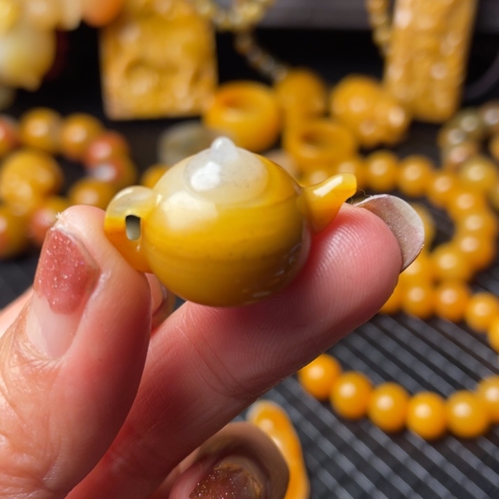 未镶嵌石英质玉（黄龙玉）颈饰