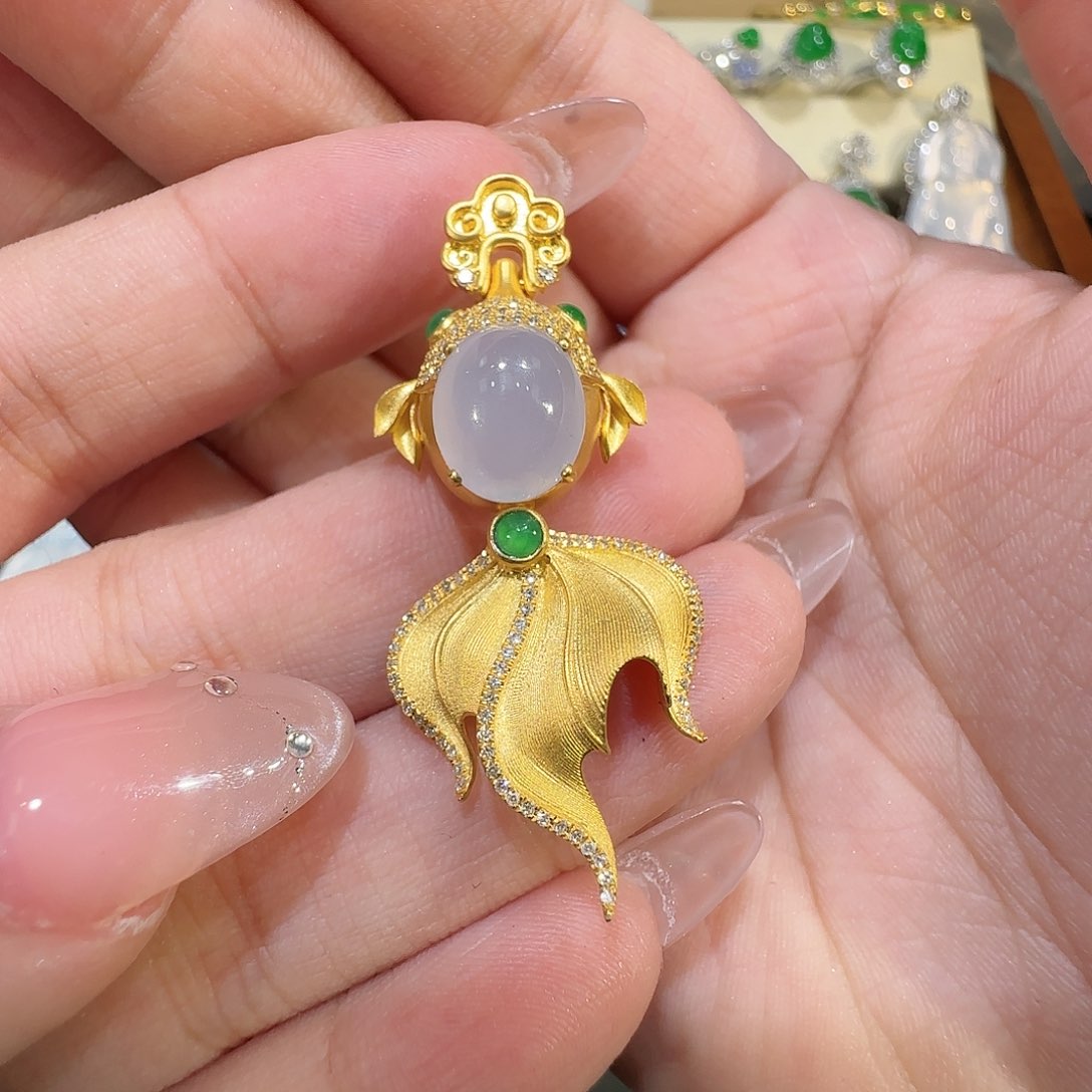 【闪购商品】颈饰18K金镶嵌翡翠