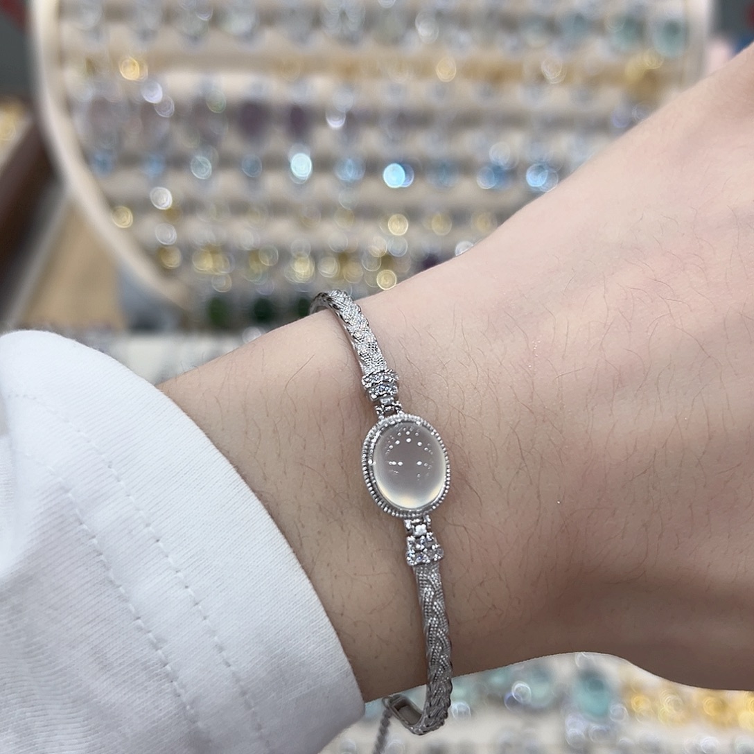 在***？岫玉银S925镶嵌手链