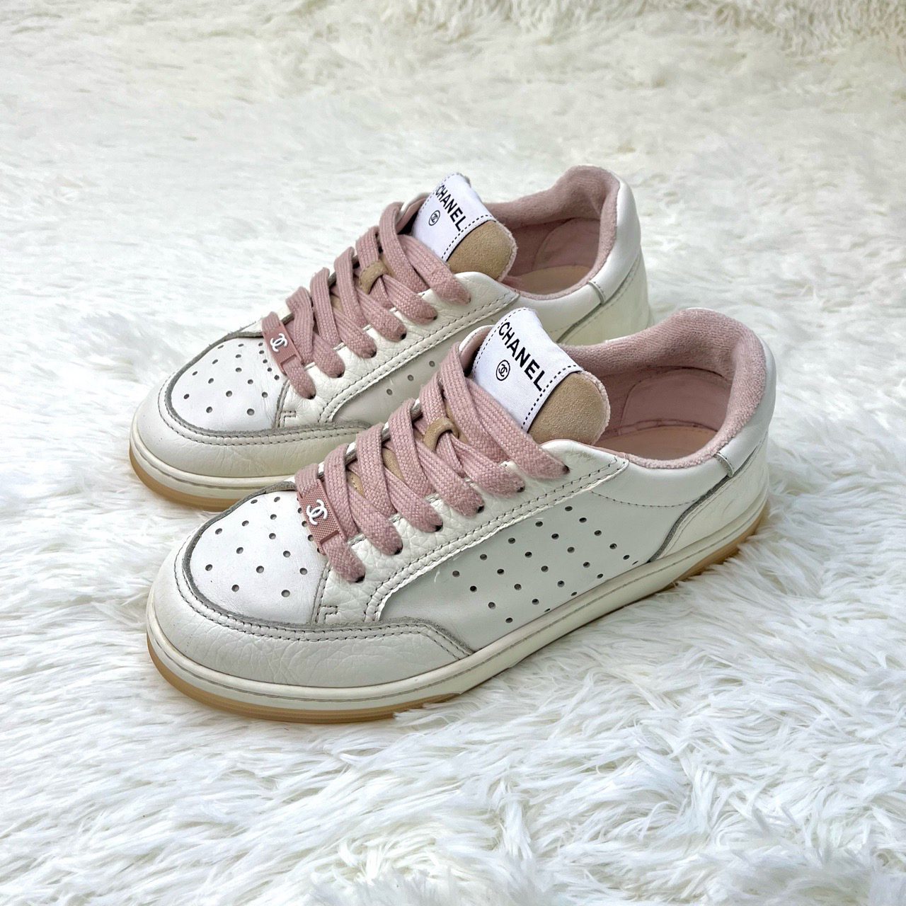 95新 Chanel/香奈儿 白粉色板鞋 36.5码 咩