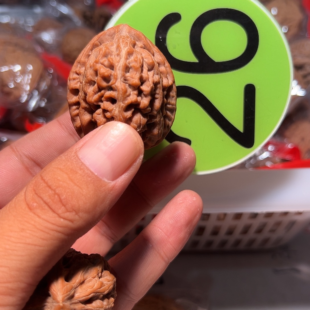 V***r文玩核桃，绿色26号