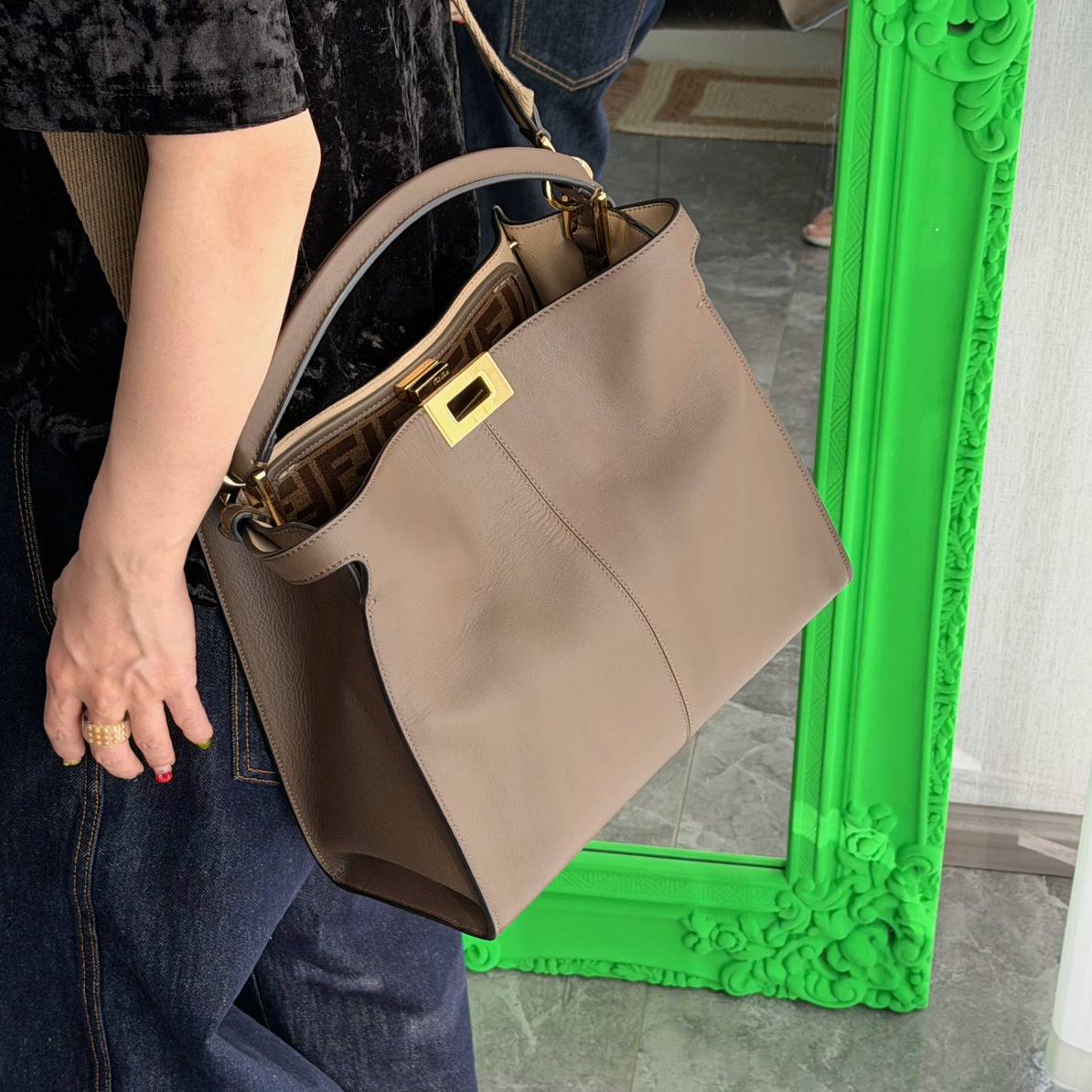 95新 FENDI/芬迪 Fendi 棕色peekaboo牛皮单肩包