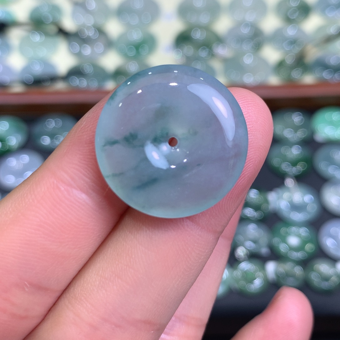 翡翠颈饰未镶嵌平安扣