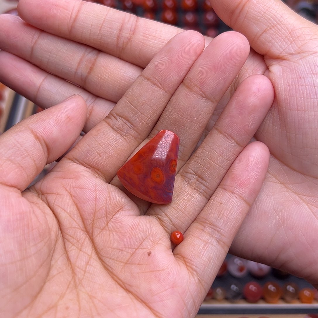 大***茄南红玛瑙未镶嵌珠宝奇石
