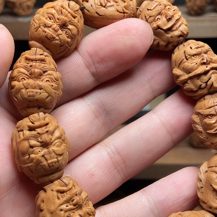 锐****纯手刀圆雕钟馗手串