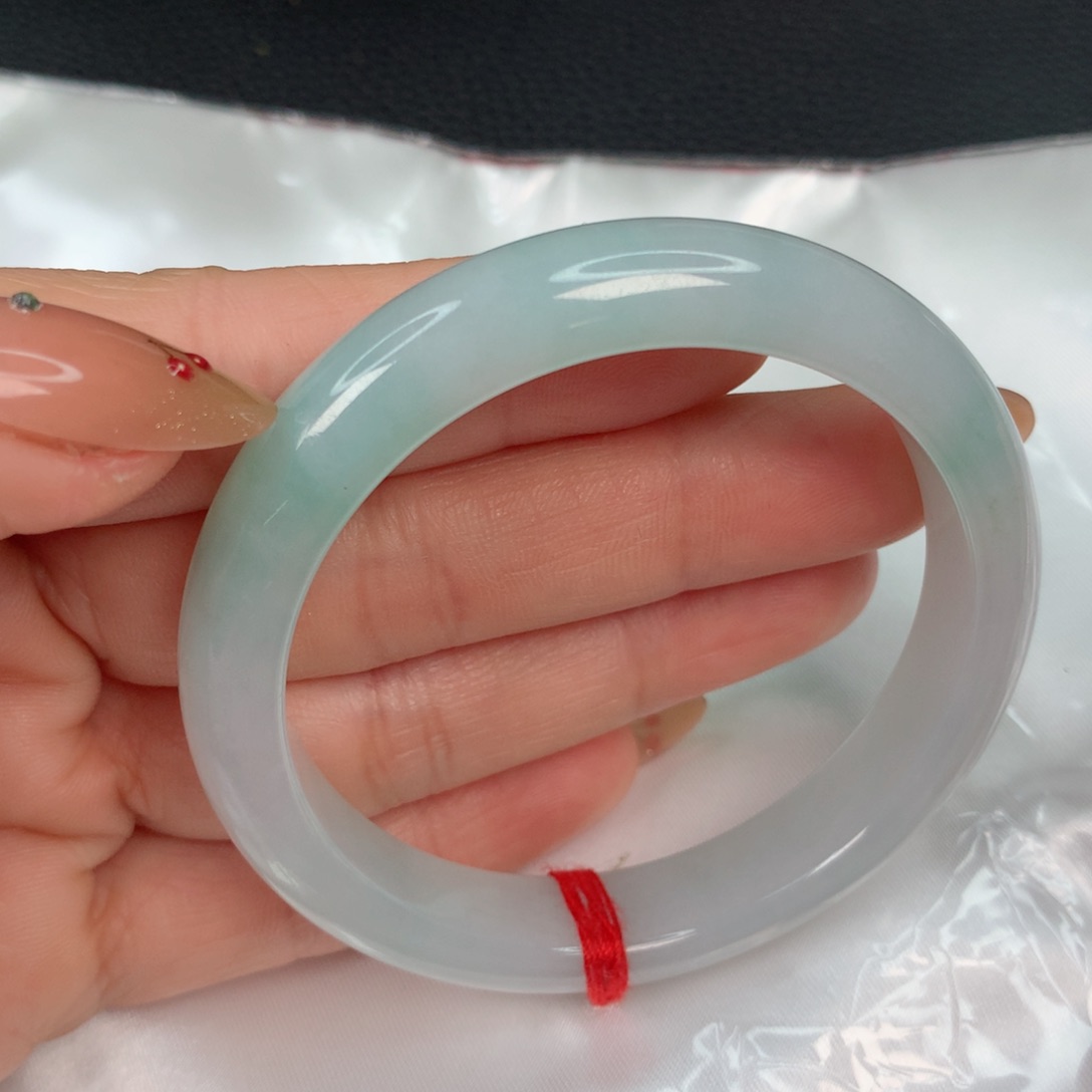 翡翠手镯未镶嵌…………