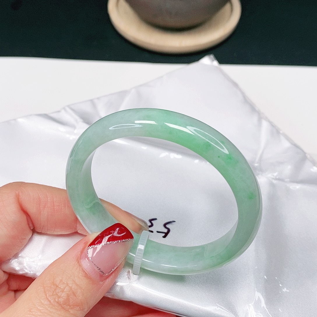 【闪购商品】翡翠手镯未镶嵌贵妃