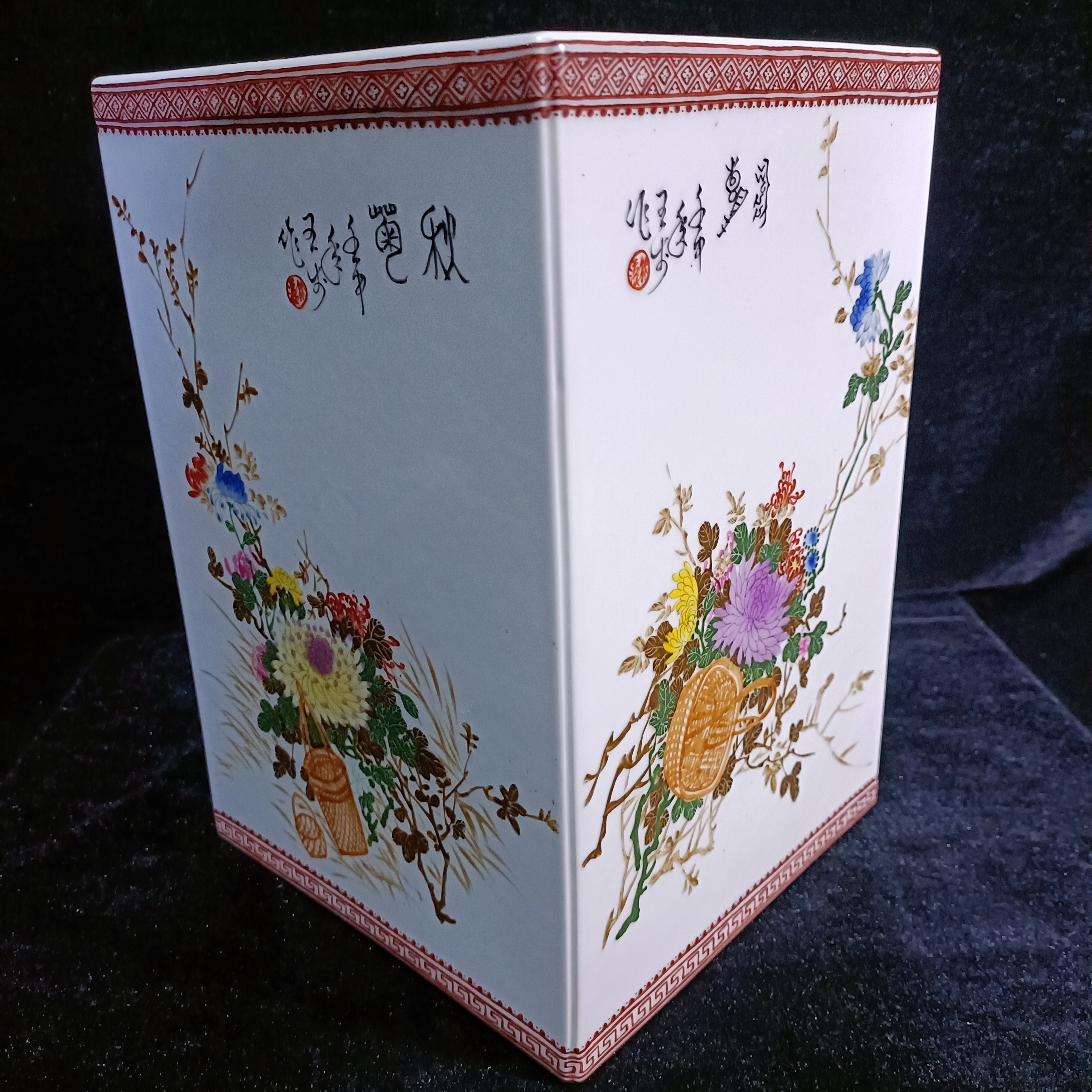 景德镇手绘粉彩花卉四方瓶