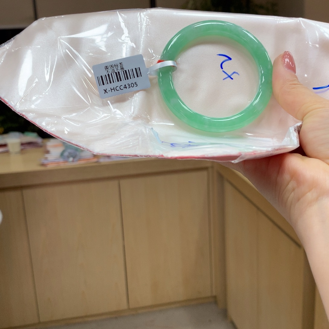 翡翠手镯未镶嵌郑**?不退不换