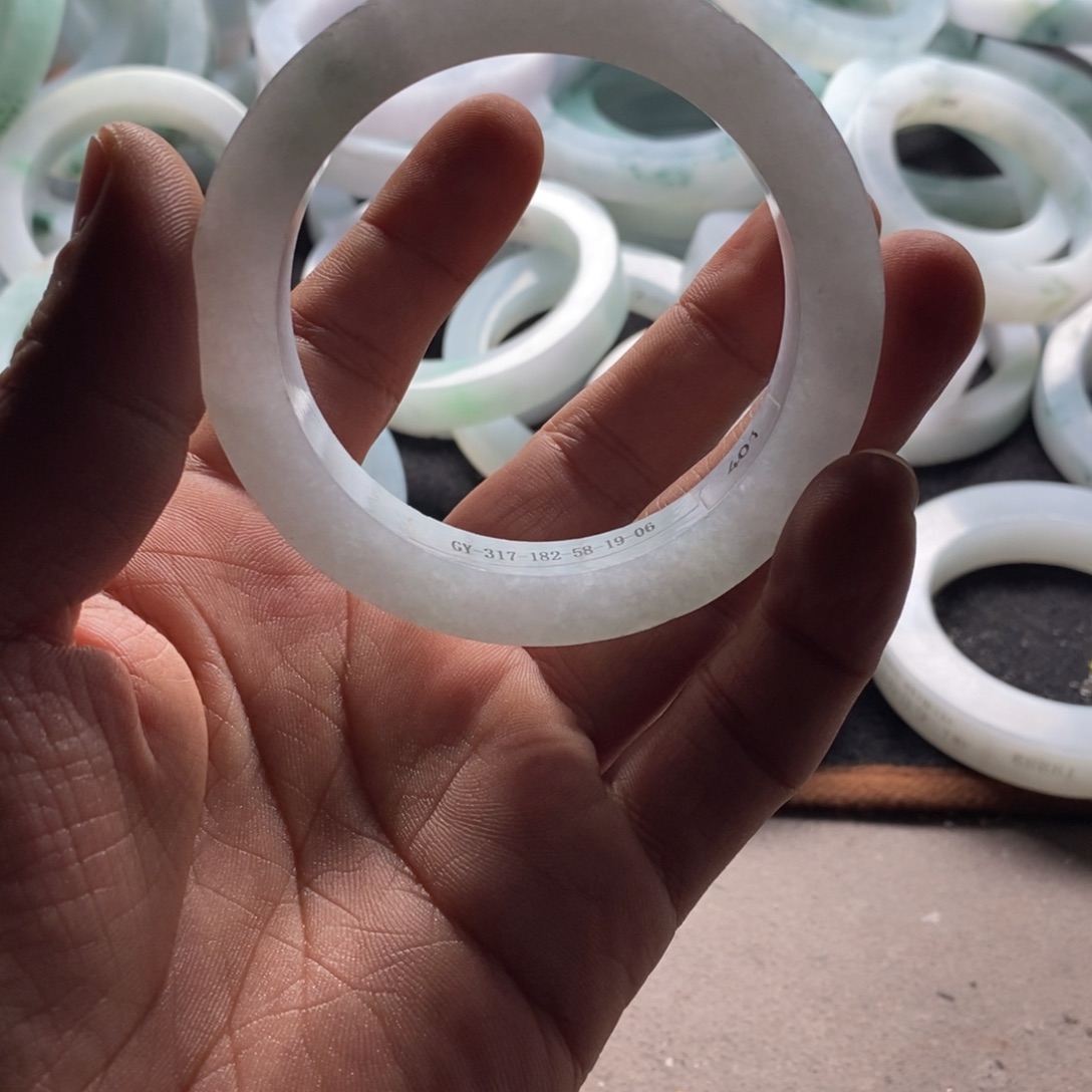 新***a定制翡翠未镶嵌不退不换