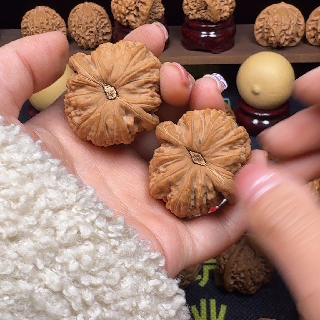 文玩核桃吊坠40闷白