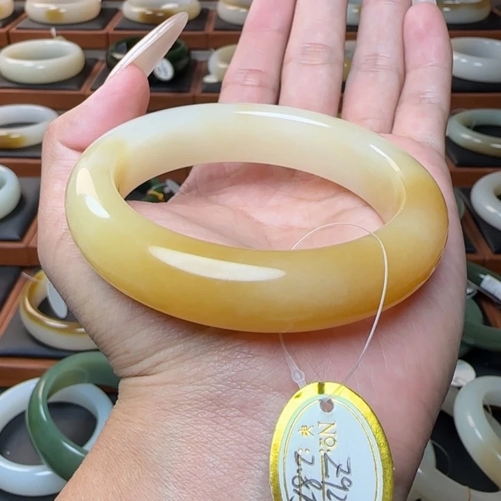 精品艳糖暖和田玉手镯