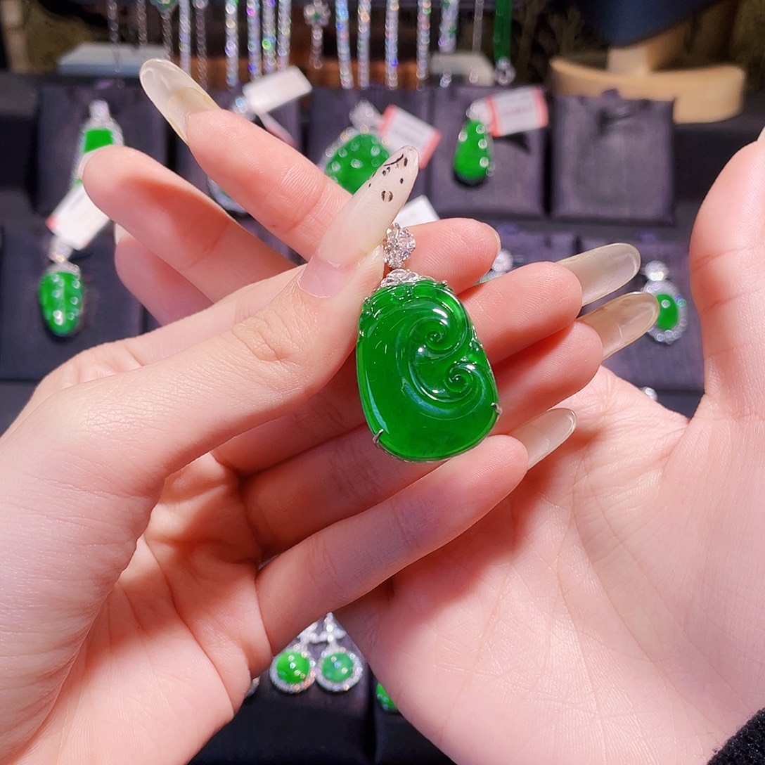 *****翡翠银S925镶嵌颈饰如意