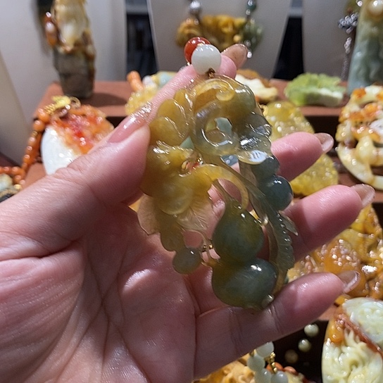 如***水蛇纹石玉未镶嵌颈饰