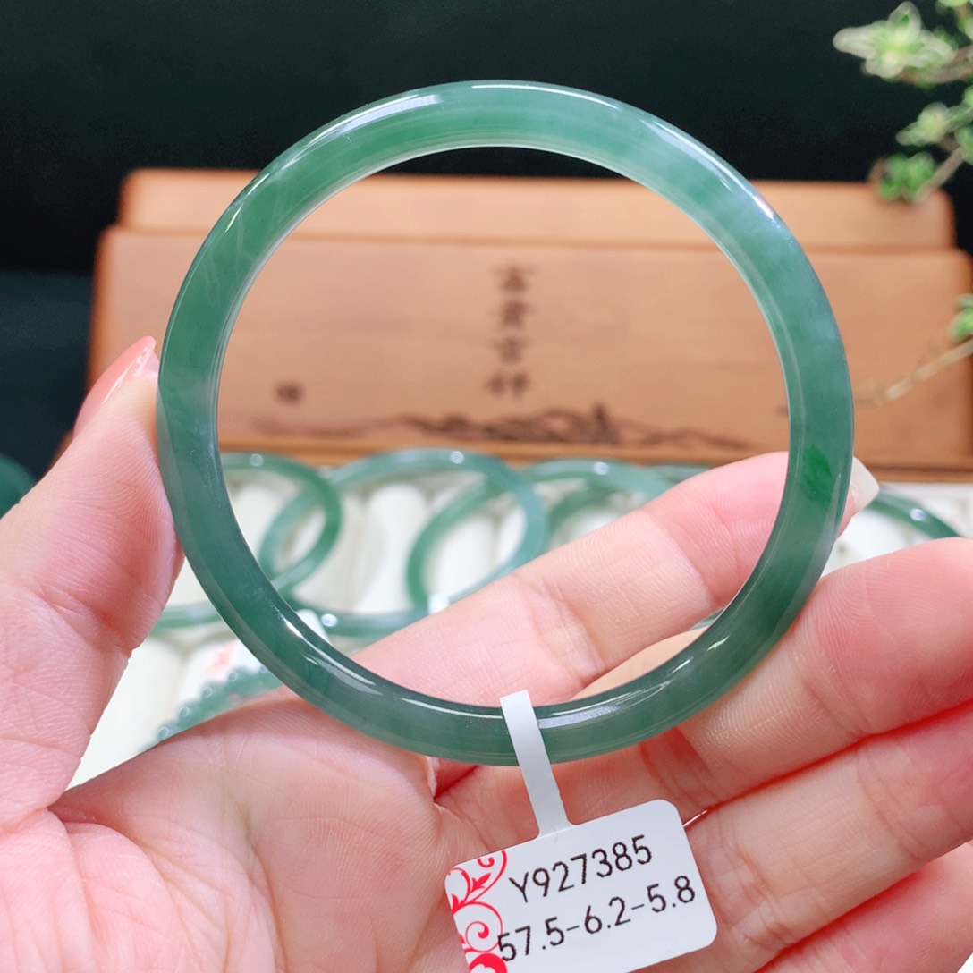 翡翠手镯未镶嵌天然