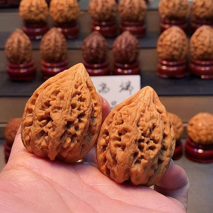 郁***生桃核把件37尺大沽石