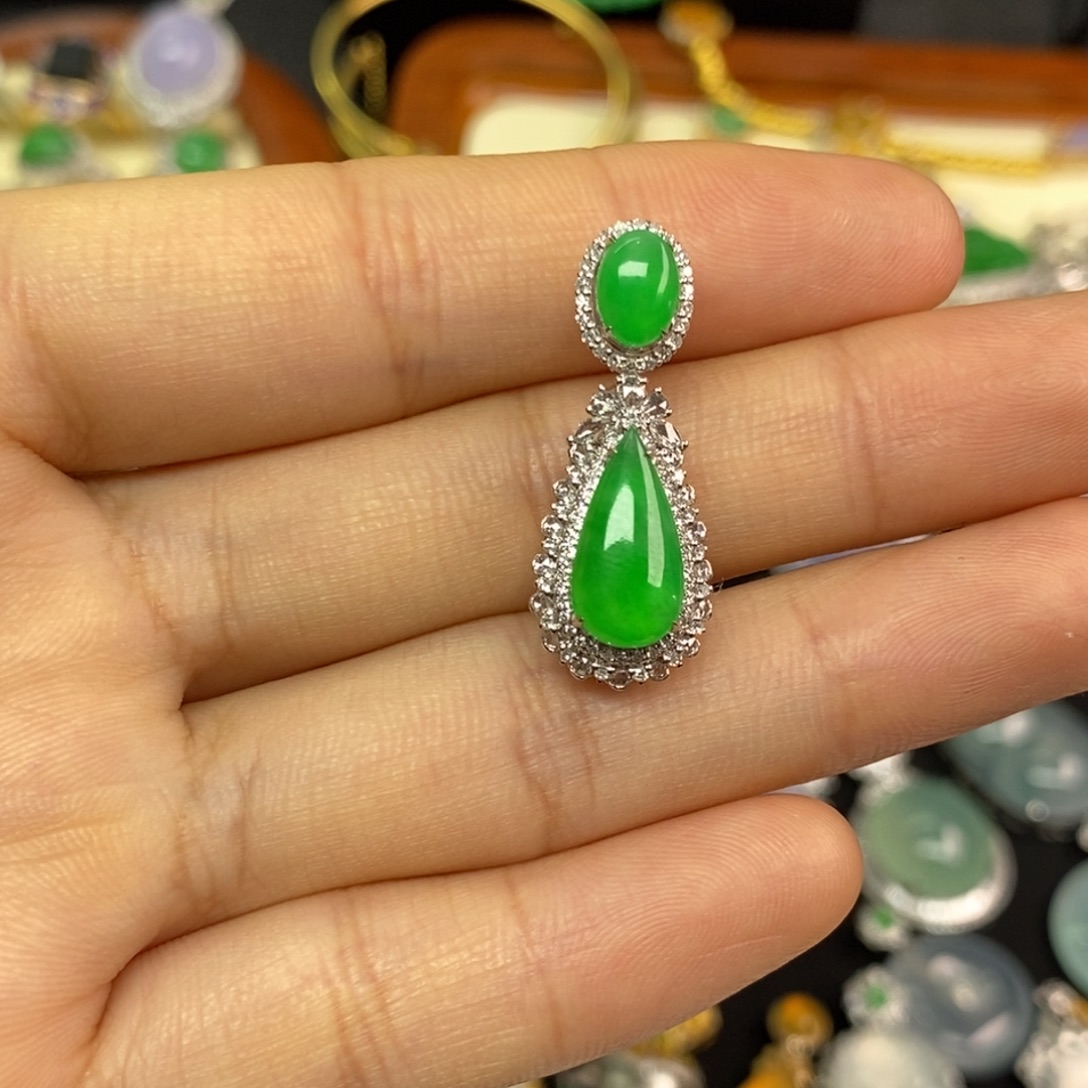 翡翠18K金镶嵌颈饰翡翠