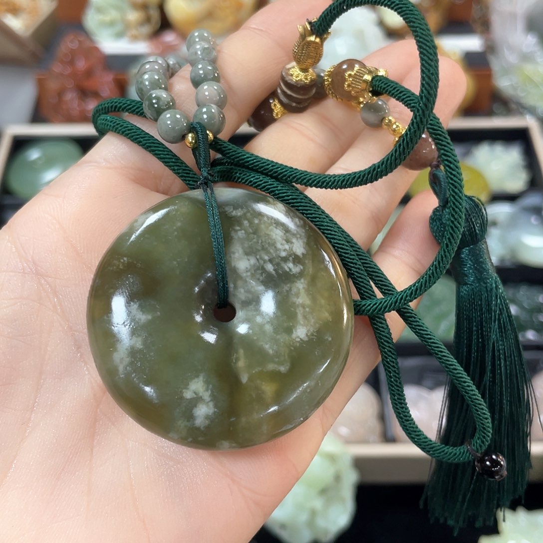 蛇纹石玉颈饰未镶嵌