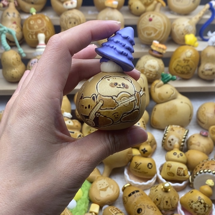 熊猫猫咪弹吉他。     