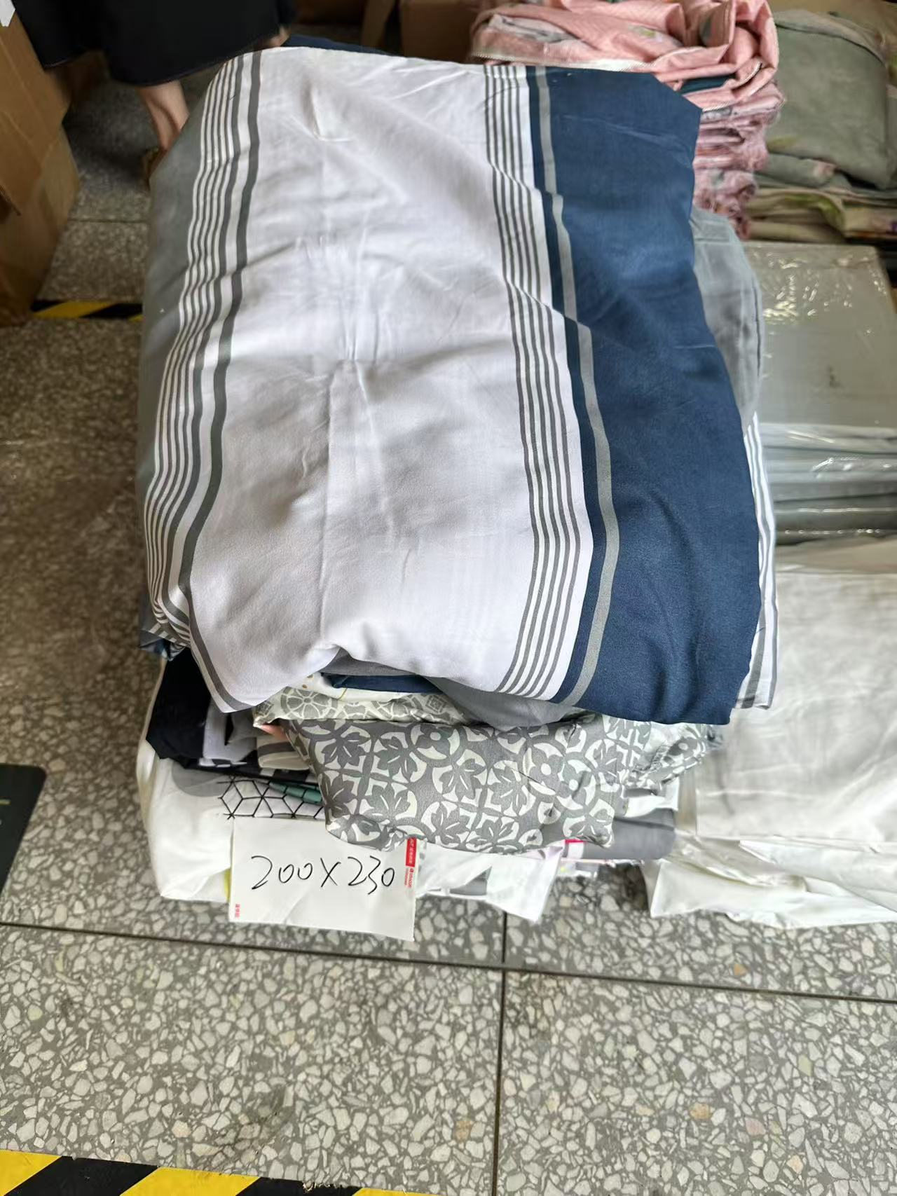 《兵哥外贸》3楼200×230杂款化纤被套 发一张 微瑕疵不挑色