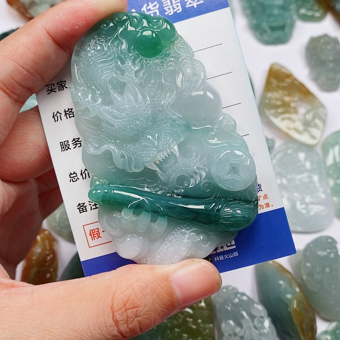 颈饰未镶嵌翡翠龙牌