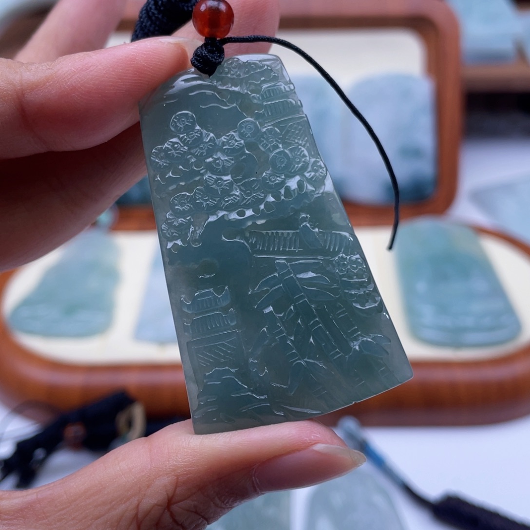 翡翠未镶嵌颈饰山水