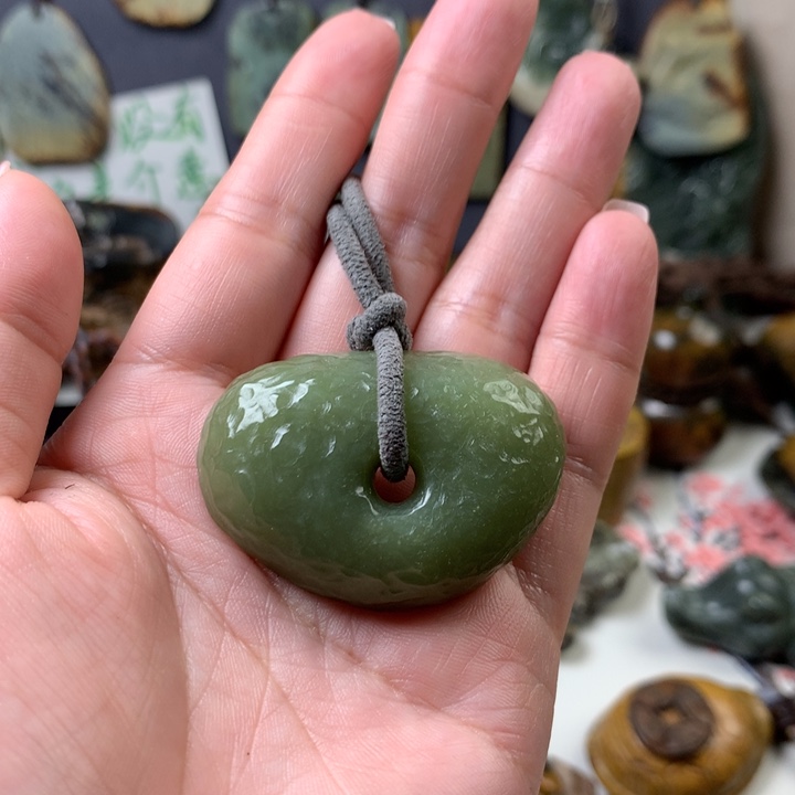 透闪石质玉挂件未镶嵌