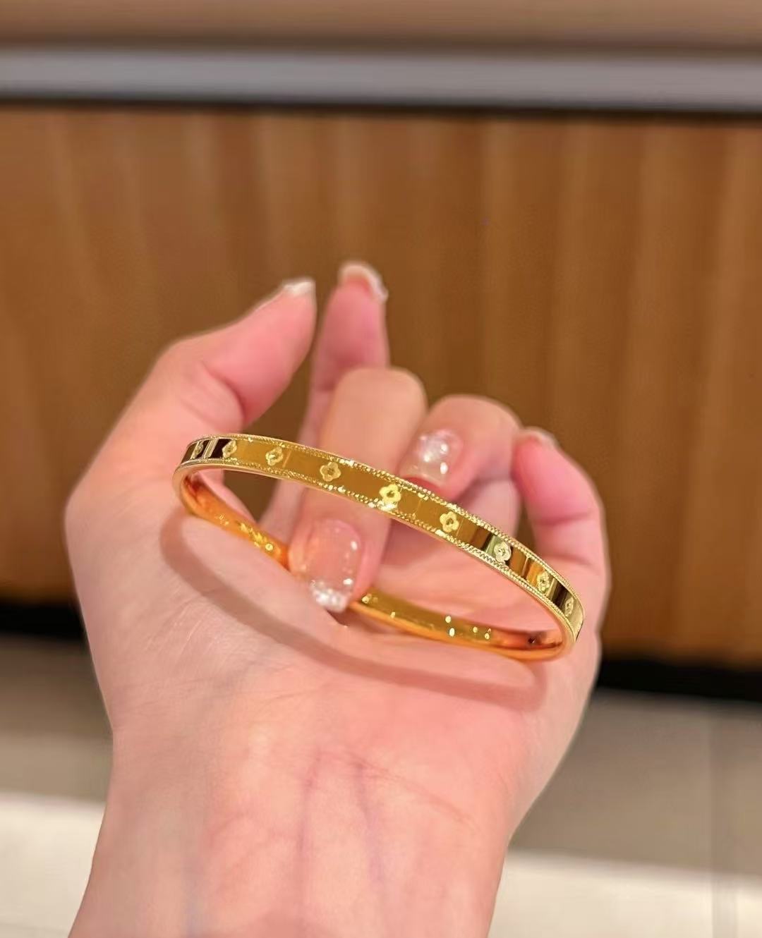 【专柜同款】四叶草手镯 原料手工制作 镭射轻奢气质精美时尚