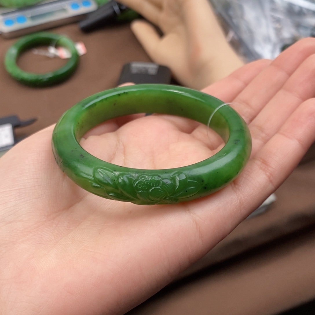 飞***猪和田玉未镶嵌手镯