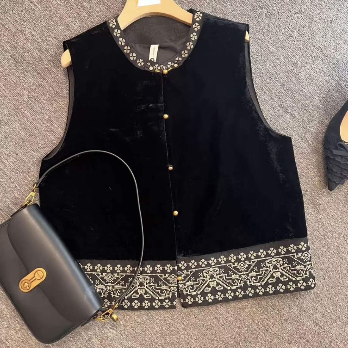 70-8099透气拼接女刺绣丝绒圆领马甲短款女装马夹气质