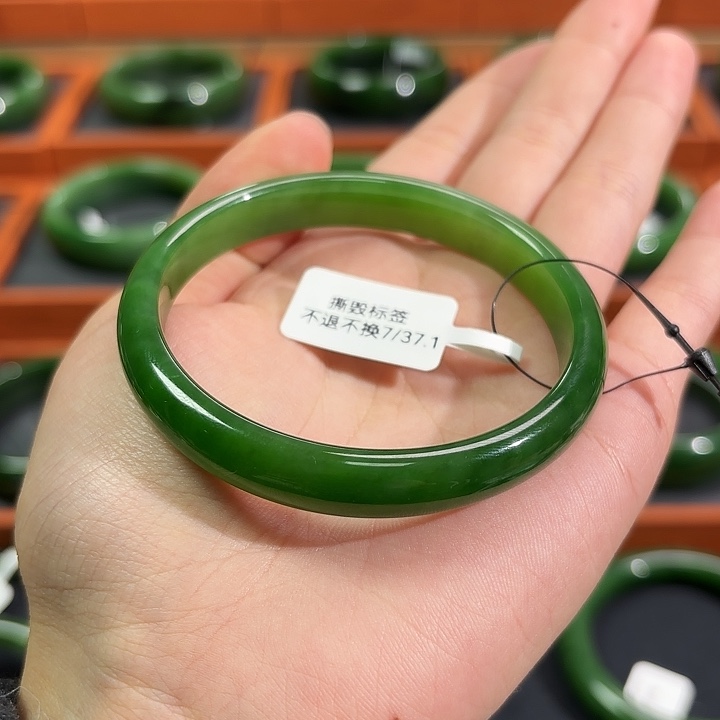 Y***一和田玉（碧玉）未镶嵌手镯冰底果绿 