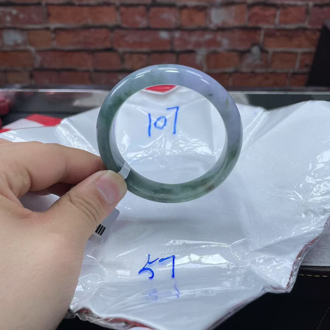 毛货手镯需精细抛光/107
