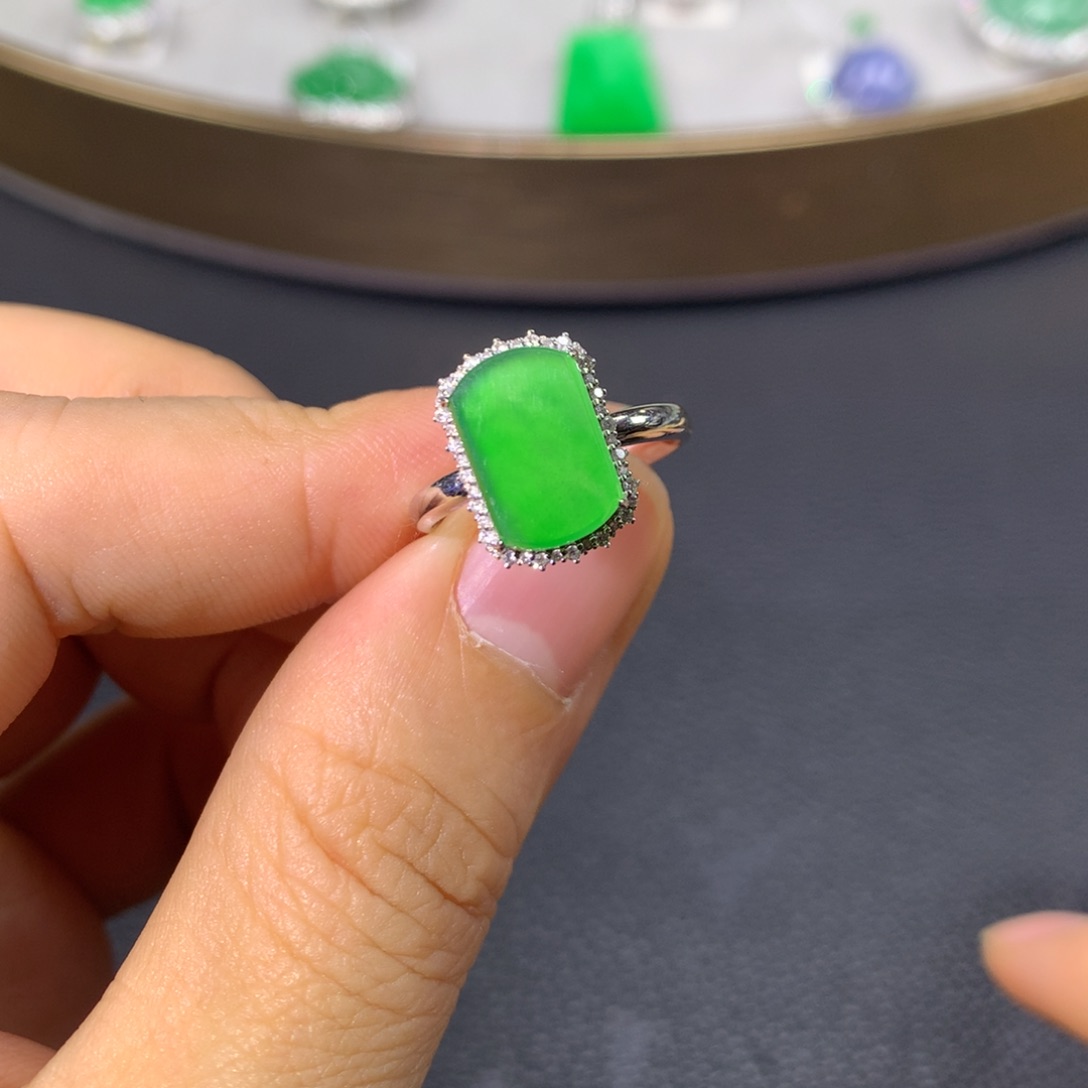 翡翠戒指18K金镶嵌翡翠