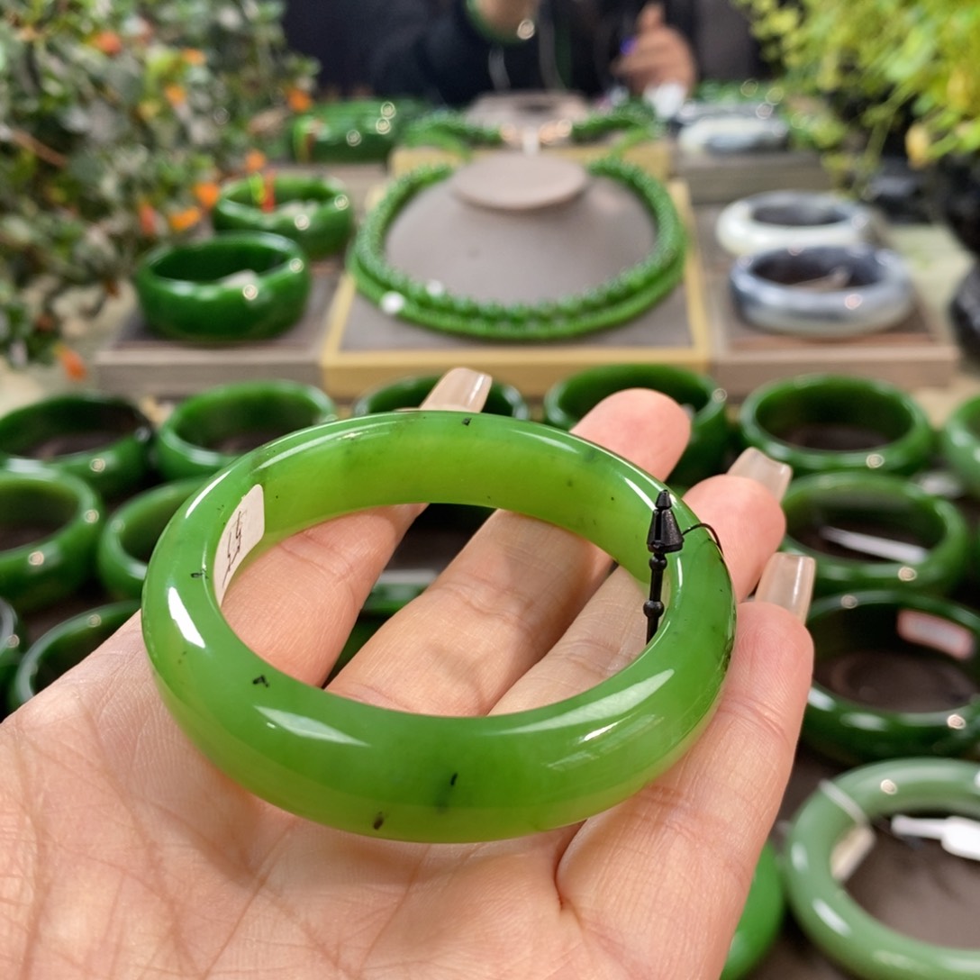 和田玉（碧玉）手镯未镶嵌贵妃