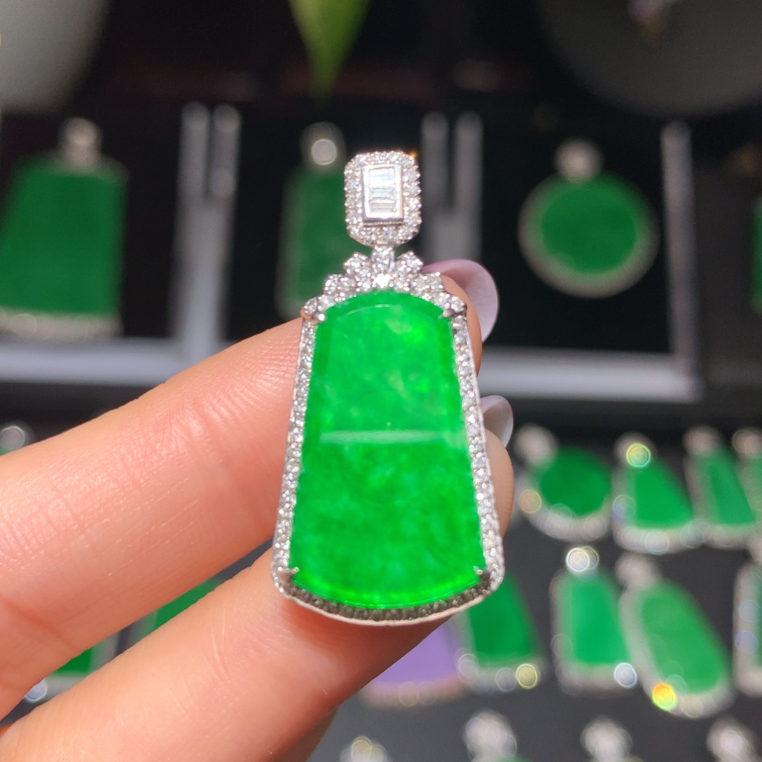 翡翠颈饰18K金镶嵌翡翠