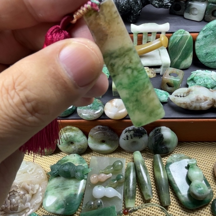 独山玉未镶嵌珠宝半成品