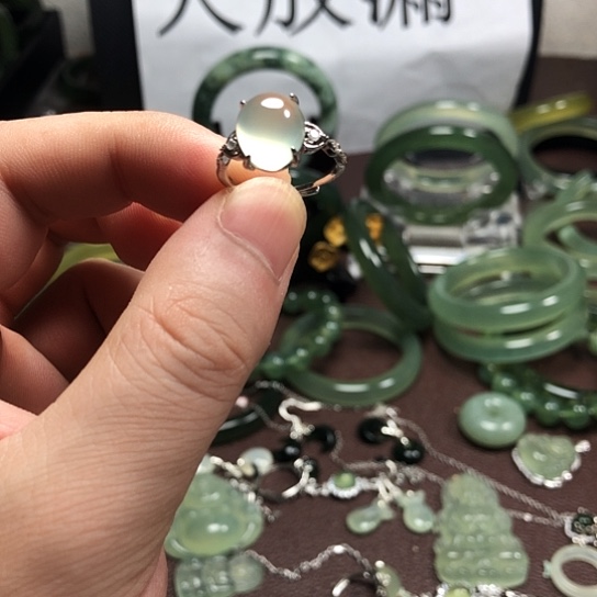 未镶嵌蛇纹石玉颈饰