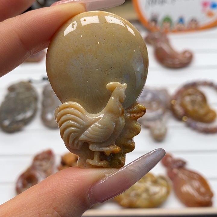 硅化玉颈饰未镶嵌吉祥如意。金鸡