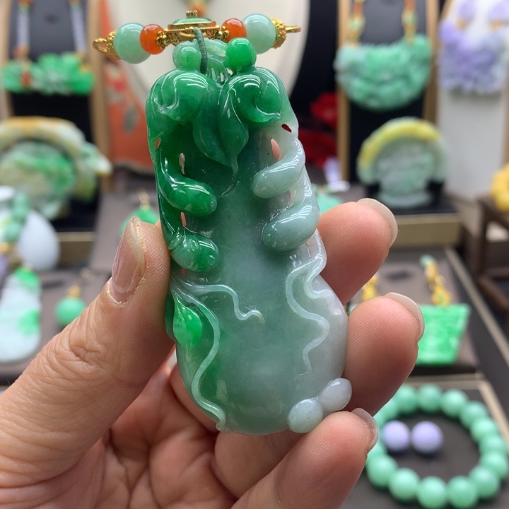 翡翠吊坠(赠链)未镶嵌