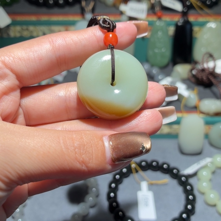 和田玉未镶嵌吊坠(赠链)