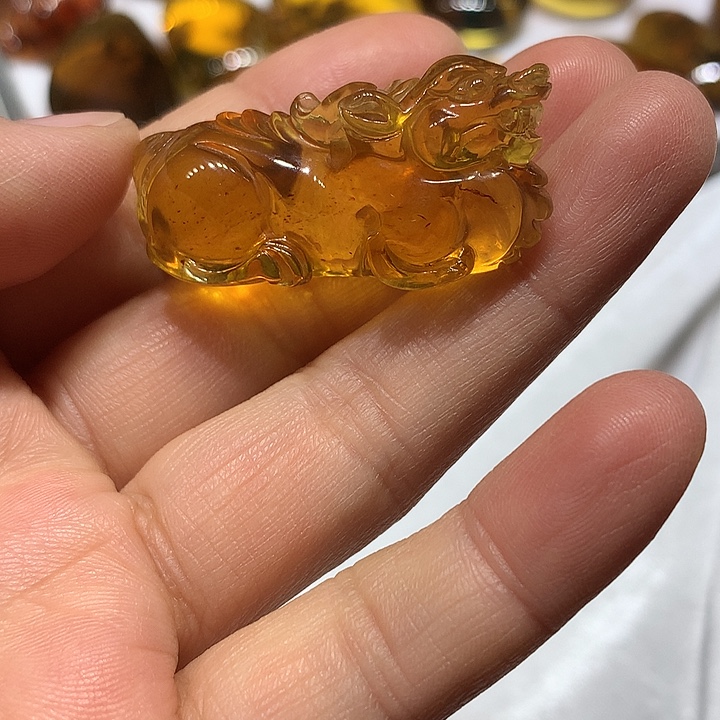 琥珀未镶嵌颈饰貔貅