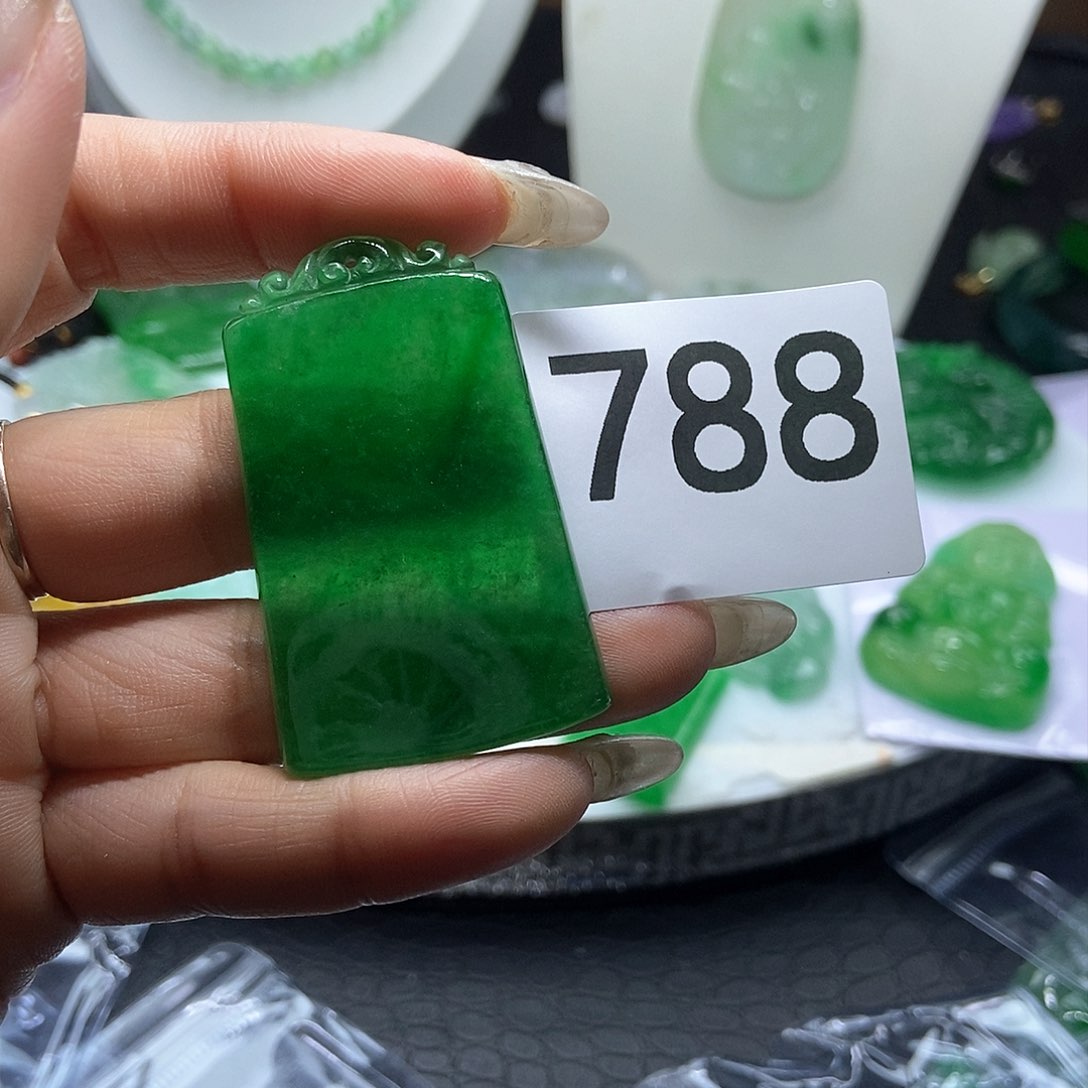 翡翠吊坠(赠链)未镶嵌