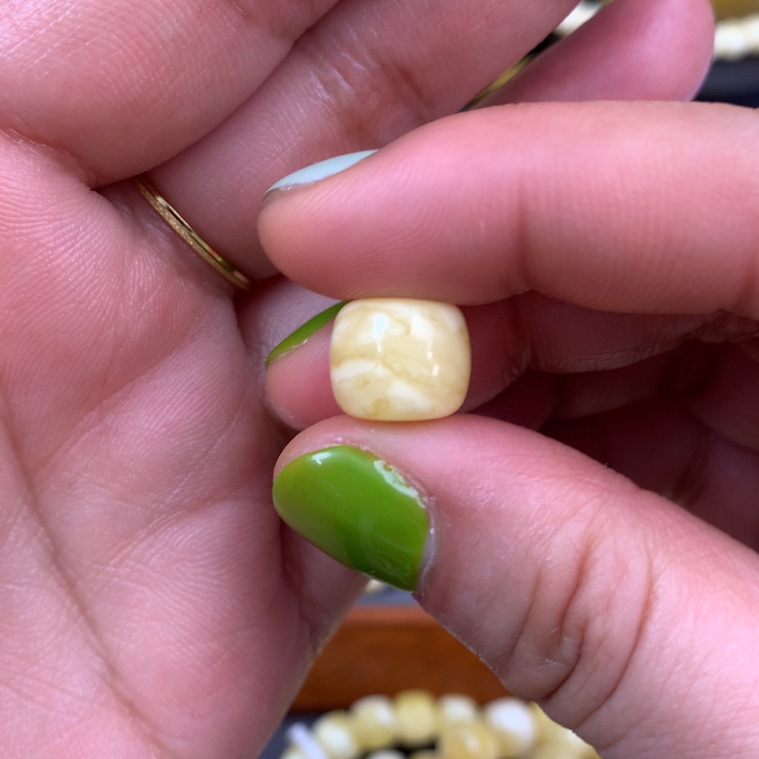 琥珀裸石未镶嵌徐****?蜜蜡